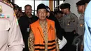 Fuad Amin Imron berjalan usai menjalani sidang di Pengadilan Tipikor, Jakarta, Rabu (13/5/2015). Fuad terlibat kasus dugaan suap jual beli pasokan gas alam di Gresik dan Gili Timur, Bangkalan. (Liputan6.com/Helmi Afandi)