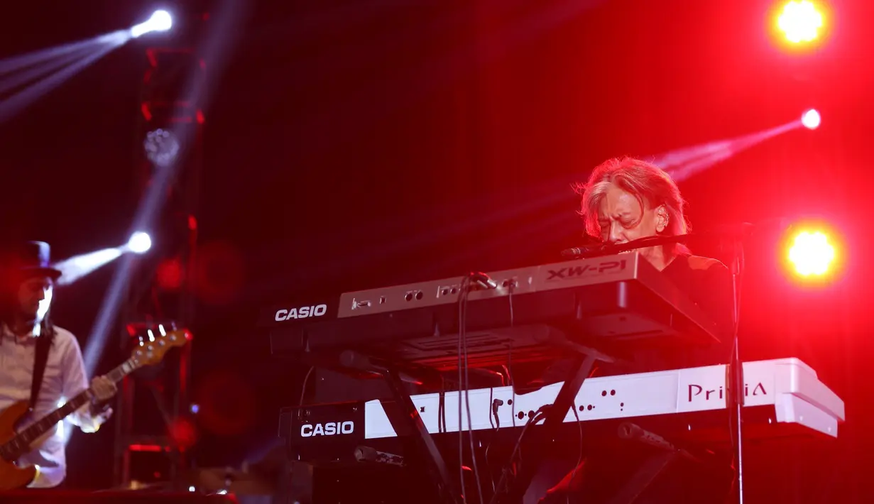 Fariz RM menutup penampilannya dengan membawakan lagu Barcelona. Dilanjutkan penampilan jazz asal Inggris Matt Bianco tampil dengan format full big band. (Andy Masela/Bintang.com)