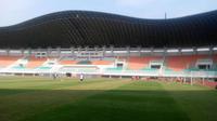 Skuat PSM memuji kemegahan Stadion Pakansari. (Bola.com/Abdi Satria)