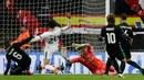 Pemain Tottenham Hotspur, Dele Alli mencetak gol ke gawang Real Madrid pada pertandingan keempat Grup H Liga Champions di Stadion Wembley, Rabu (1/11). Tottenham Hotspur melangkah ke babak 16 besar setelah menang 3-1. (AP/Tim Ireland)