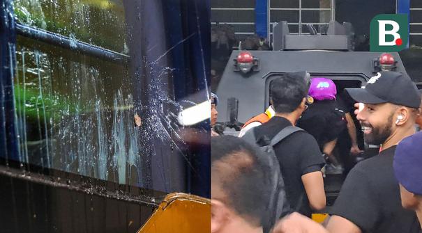 Pemain, pelatih, dan ofisial Madura United menaiki kendaraan taktis milik polisi selepas laga leg kedua semifinal championship series BRI Liga 1 2023/2024 di Stadion Batakan, Balikpapan, Minggu (19/05/2024). Hal tersebut untuk menjaga keamanan perjalanan dari tim tamu. Pasalnya, Laskar Sape Kerrab sempat mendapatkan teror berupa pelemparan telur ke bus mereka oleh oknum suporter Borneo FC ketika berangkat menuju Stadion Batakan. Berikut momennya. (Bola.com/Bagaskara Lazuardi dan Muhammad Adiyaksa)