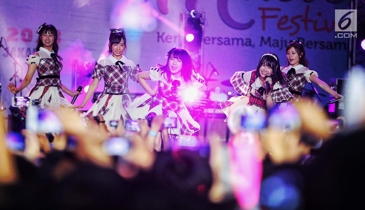 Penampilan vokal Grup asal Jepang AKB48 pada festival JAK-Japan Matsuri 2018 di kawasan Gelora Bung Karno, Jakarta, Sabtu (8/9). Dalam musik festival itu AKB48 menyanyikan sepuluh lagu diantaranya Heavy Rotation dan Aitakatta. (Liputan6.com/Faizal Fanani)
