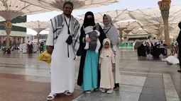 Virgoun sendiri mengajak istri, anak dan juga sang ibu dalam melaksanakan ibadah umroh di awal bulan suci Ramadan. Kebersamaan keluarga Virgoun saat berada di Tanah Suci juga bisa terlihat dari unggahan akun sang istri. (Liputan6.com/IG/@mommy_starla)