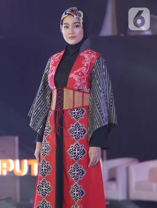 Seorang model mempergakan busana rancangan Wignyo saat peragaan busana dalam gelaran Festival 6 2023 di Senayan Park, Jakarta, Minggu (9/7/2023). (Liputan6.com/Helmi Fithriansyah)