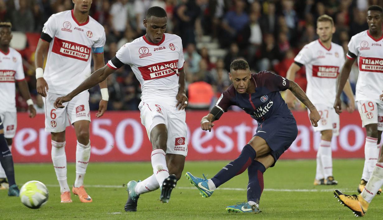 Striker PSG, Neymar Jr, melesatkan tendangan ke gawang Toulouse pada laga Liga 1 Prancis, di Stadion Parc des Princes, Senin (21/8/2017). PSG menang 6-2 atas Toulouse. (AFP/Thomas Samson)