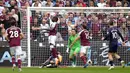 Pemain West Ham United Kurt Zouma (kedua kiri) mencoba mempertahankan bola saat melawan Manchester City pada pertandingan sepak bola Liga Inggris di London Stadium, London, Inggris, 15 Mei 2022. Pertandingan berakhir imbang 2-2. (AP Photo/Kirsty Wigglesworth)