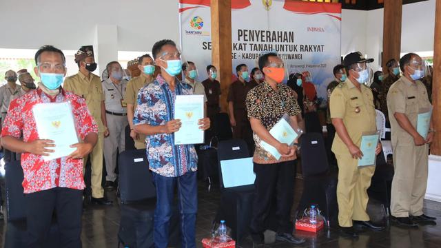 Bupati Anas Mulai Bagikan Sertifikat PTSL kepada 10 Ribu Warga Banyuwangi