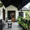 9 Inspirasi Teras Monokrom dengan Tanaman Sirih Gading dan Pot Hitam, Modern Estetik