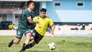 Para pemain beradu cepat saat babak perempat final laga Pertamax Liga Ayo 2019. (Dokumentasi)