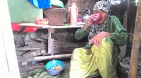 Kondisi Mak Erom, nenek 97 tahun yang hidup sebatang kara di sebuah gubuk reyot di Kabupaten Bogor (Liputan6.com/Achmad Sudarno)