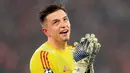 Gol Anatoliy Trubin tergolong langka karena sangat jarang seorang penjaga gawang mampu mencetak gol di kompetisi tertinggi antarklub Eropa. Tampak dalam foto, kiper Benfica asal Ukraina, Anatoliy Trubin, merayakan setelah mencetak gol keempat timnya selama pertandingan pekan ke-8 Liga Champions 2025-2026 melawan Real Madrid di Estadio da Luz, Lisbon, Rabu (28/1/2026) waktu setempat atau Kamis (29/1/2026) dini hari WIB. (PATRICIA DE MELO MOREIRA/AFP)