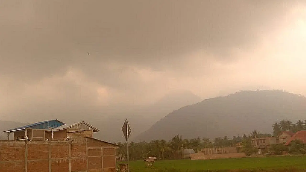 Selain Aceh Selatan, kabut asap juga terlihat membubung di langit Kabupaten Aceh Barat Daya, namun, sejauh ini belum menganggu aktivitas keseharian warga (Liputan6.com/Rino Abonita)