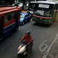 Bukan hanya Kopaja, rencananya Ahok juga akan menghilangkan Metro Mini dari Jakarta, Jumat (8/5/2015). Pemerintah Provinsi DKI Jakarta secara bertahap membenahi angkutan masal tersebut. (Liputan6.com/Johan Tallo)