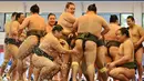 Para pegulat sumo bersiap-siap sebelum bertanding dalam turnamen Honozumo di Kuil Yasukuni, Tokyo, Jepang, 15 April 2019. Turnamen ini diikuti oleh lebih dari seratus pegulat sumo. (TRIBALLEAU CHARLY/AFP)