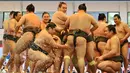 Para pegulat sumo bersiap-siap sebelum bertanding dalam turnamen Honozumo di Kuil Yasukuni, Tokyo, Jepang, 15 April 2019. Turnamen ini diikuti oleh lebih dari seratus pegulat sumo. (TRIBALLEAU CHARLY/AFP)