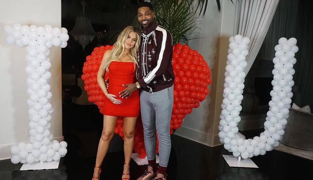 Khloe Kardashian menggunakan dress ketat saat memamerkan kehamilan dan kemesraanya denga Tristan Thompson di Instagram. (instagram/khloekardashian)