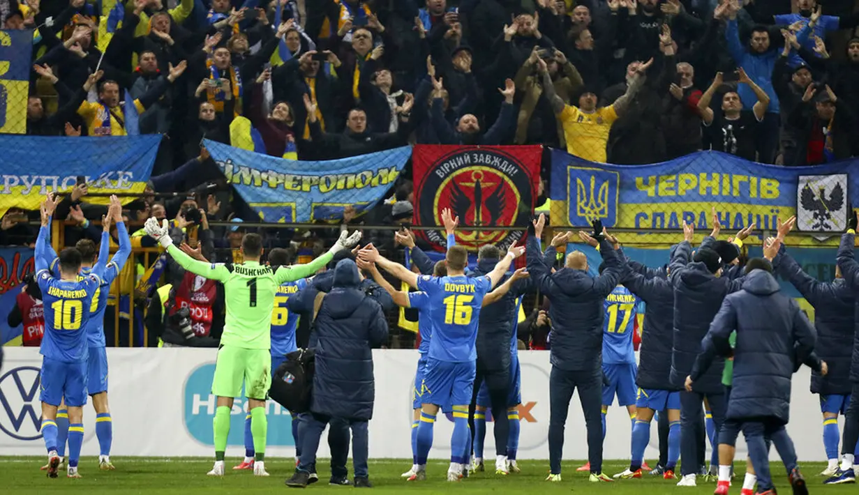 Pemain Ukraina merayakan kemenangan atas Bosnia-Herzegovina pada akhir pertandingan kualifikasi Grup D Piala Dunia 2022 di Stadion Bilino Polje, Zenica, Bosnia, 16 November 2021. Ukraina menang 2-0. (AP Photo)