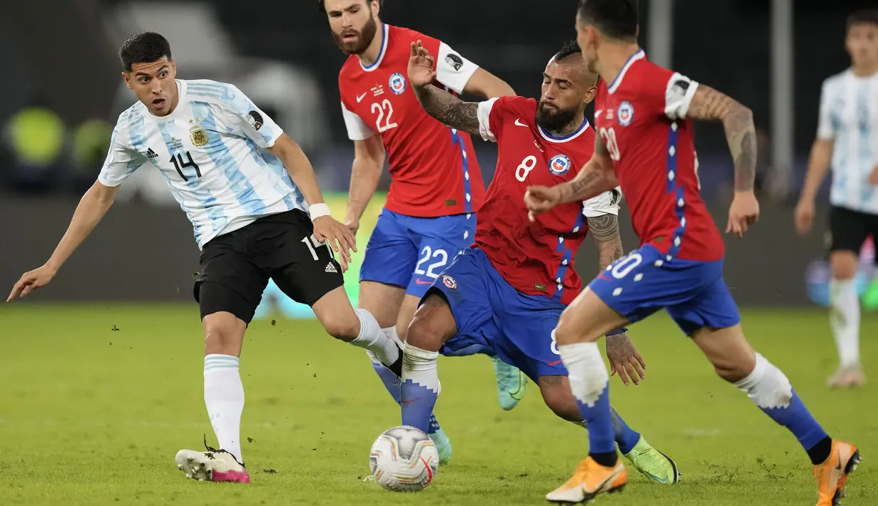 Pada babak ke dua, pertandingan berjalan berbeda. Arturo Vidal dan rekan-rekannya mampu menekan Argentina. Mereka tampil sangat terbuka pada sepuluh menit pertama babak ke dua. (Foto: AP/Ricardo Mazalan)