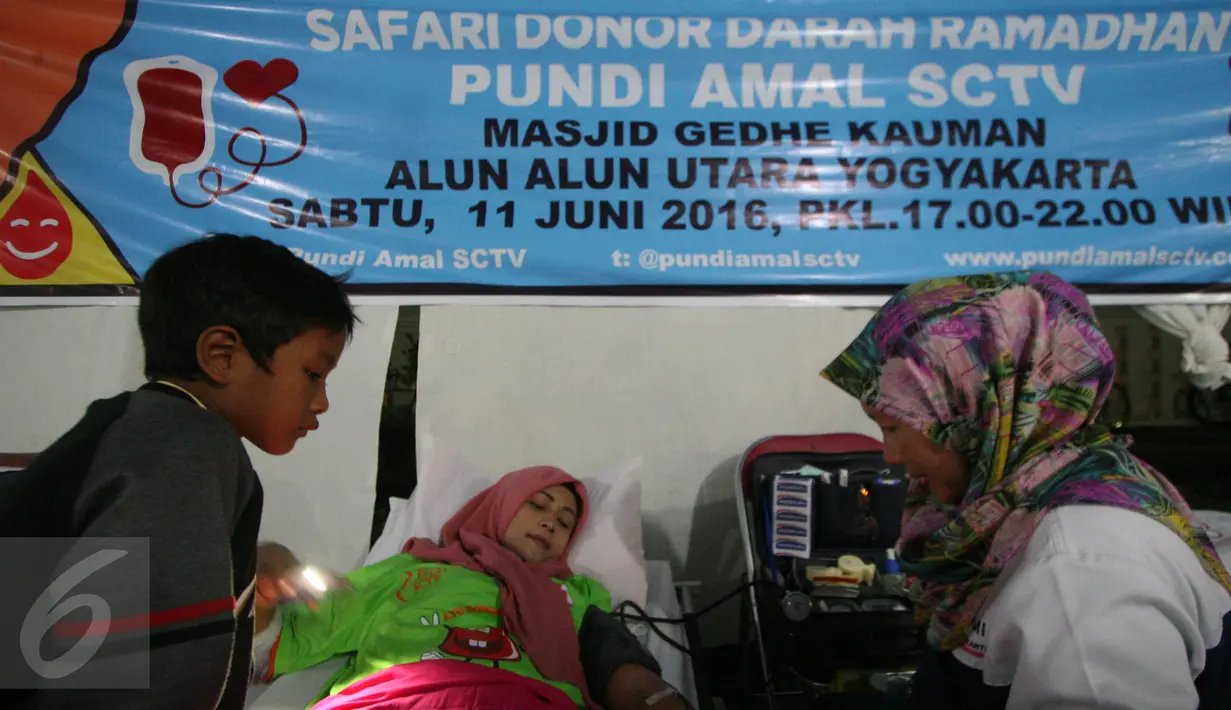 Seorang anak menunggui ibunya saat donor darah di Masjid Kauman,Yogyakarta, (11/6/2016).Safari donor darah ramadan pundi amal SCTV di sambut antusias oleh masyarakat.(Boy Harjanto)