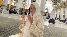 Dalam kesempatan tersebut, Tata Cahyani membagikan momennya saat berada di Tanah Suci. Melalui keterangan di Instagram, ia berada di sana saat Isra Miraj yang diperingati setiap tanggal 27 Rajab. Mengunggah pose sedang berdoa, penampilan wanita 47 tahun itu pun sukses bikin pangling. (Liputan6.com/IG/@tatacahyani)