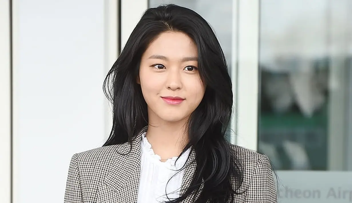 Baru-baru ini, ada tangan usil yang mengedit foto Seolhyun sehingga ia terlihat seperti sedang bugil. Akhirnya foto itu pun tersebar luas di internet. (Foto: soompi.com)