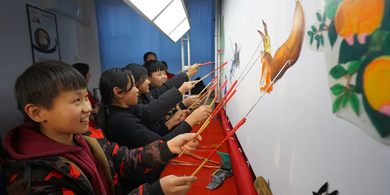 Siswa di Hebei Belajar Memainkan Wayang Kulit