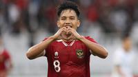 Witan Sulaeman. Sayap kanan milik AS Trencin berusia 21 tahun ini menjadi pemain tertajam Timnas Indonesia di bawah asuhan pelatih Shin Tae-yong. Hingga kini ia telah mencetak 7 gol dan 7 assist sejak melakukan debut pada 29 Mei 2021. Gol pertamanya dicetak saat menang 3-0 atas Chinese Taipei pada leg kedua babak playoff kualifikasi Piala Asia 2023 (11/10/2021). Sementara gol terakhirnya baru saja terjadi saat menang 2-1 atas Kamboja pada laga perdana fase grup Piala AFF 2022 (23/12/2022). (Bola.com/Bagaskara Lazuardi)