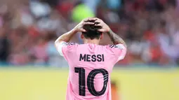 Pemain Inter Miami, Lionel Messi, tampak kecewa setelah gagal mencetak gol ke gawang Al Ahly pada pertandingan pembuka Grup A Piala Dunia Antarklub 2025 di Hard Rock Stadium pada Minggu (15/6/2025). (AFP/Photo by Megan Briggs)
