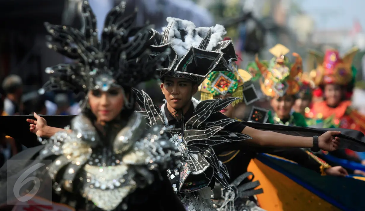  Pemuda pemudi kenakan busana unik selama ikuti pawai budaya nusantara mendukung gerakan pencegahan paham radikal terorisme di Maliboro, Yogyakarta, (29/10/2015). Acara yang di gelar BNPT juga membagikan buku bahaya terorisme. (Boy T Harjanto)