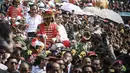 Di atas kereta kuda, Jokowi-JK membuka jas dan dasi serta menggulung kemeja lengan panjang yang dikenakan saat pelantikan, Jakarta, (20/10/14). (Liputan6.com/Faizal Fanani) 