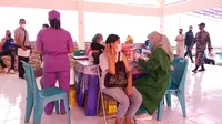 Antusias warga dalam pelaksanaan vaksinasi di Kabupaten Sikka, NTT, terus dilaksanakan oleh Pemerintah, TNI-Polri dan pihak sewasta untuk mencapai target Nasional. (Liputan6.com/Dionisius Wilibardus)