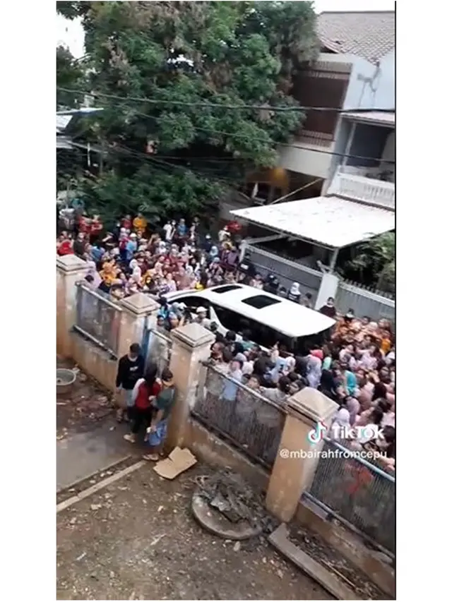 6 Potret Antusias Warga saat Nathalie Holscher Datangi Rumah Tiko, Ramai Padat