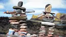 Salah satu wujud batu bertumpuk atau rock balancing dalam European Stone Stacking Championships 2018 di Dunbar, Skotlandia, Minggu (22/4). Kejuaraan batu bertumpuk ini merupakan yang terbesar di Eropa. (ANDY BUCHANAN/AFP)