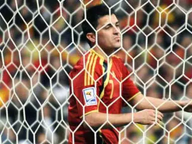 Spain&#039;s forward David Villa against Turkey during their 2010 FIFA World Cup qualification match at Santiago Bernabeu stadium in Madrid on March 28, 2009. AFP PHOTO/PIERRE-PHILIPPE MARCOU