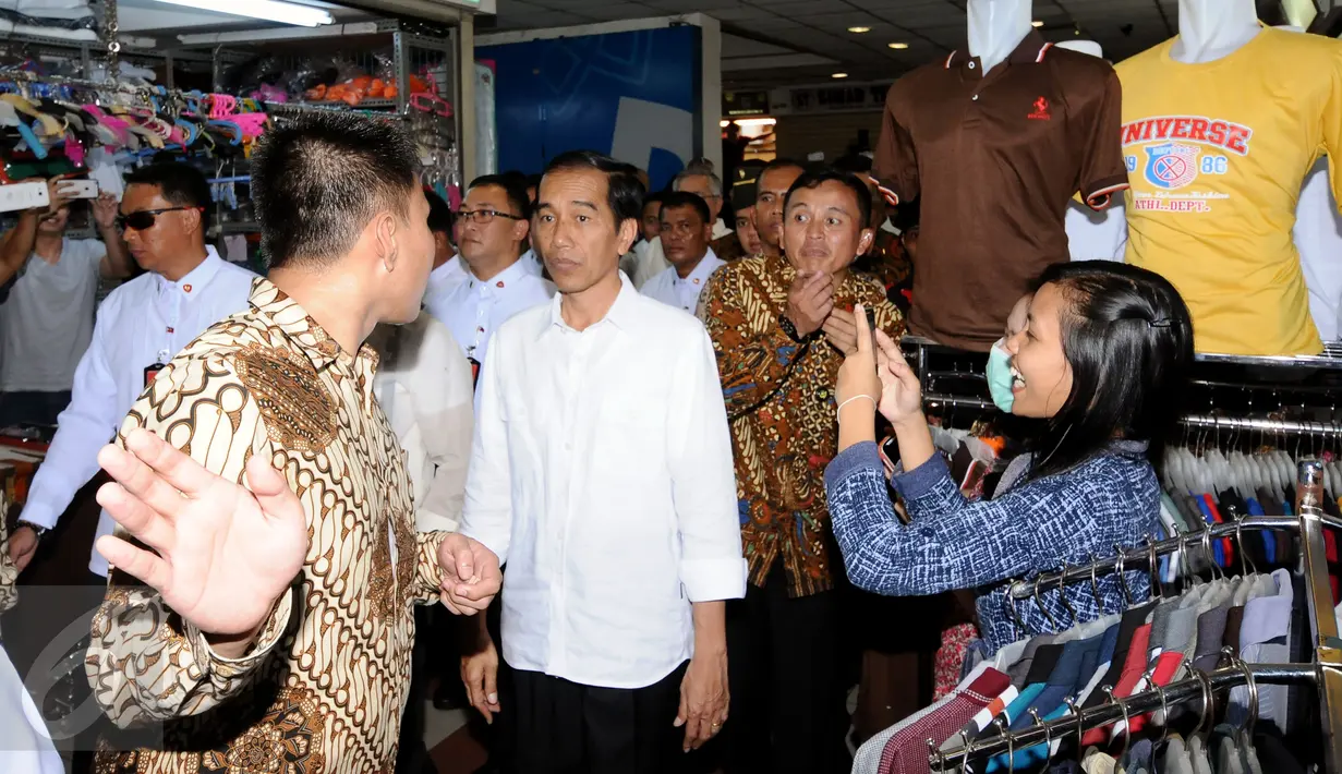 Seorang warga antusias mengabadikan kedatangan Presiden RI Joko Widodo dan Presiden Republik Filipina ‎Rodrigo Roa Duterte di Pasar Blok A Tanah Abang Jakarta, Jumat (9/9). Ini kunjungan kenegaraan pertama Duterte. (Liputan6.com/Helmi Fithriansyah)