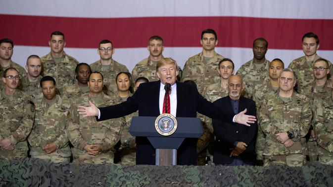 Presiden Amerika Serikat Donald Trump (tengah) didampingi Presiden Afghanistan Ashraf Ghani berbicara kepada anggota militer saat mengunjungi Pangkalan Udara Bagram, Afghanistan, Kamis (28/11/2019). (AP Photo/Alex Brandon)