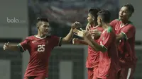 Pemain Timnas Indonesia U-16 melakukan selebrasi saat pertandingan melawan Singapura U-16 pada laga uji coba Internasional di Stadion Wibawa Mukti, Cikarang, Kamis, (08/06/2017). Indonesia menang 4-0. (Bola.com/M Iqbal Ichsan)