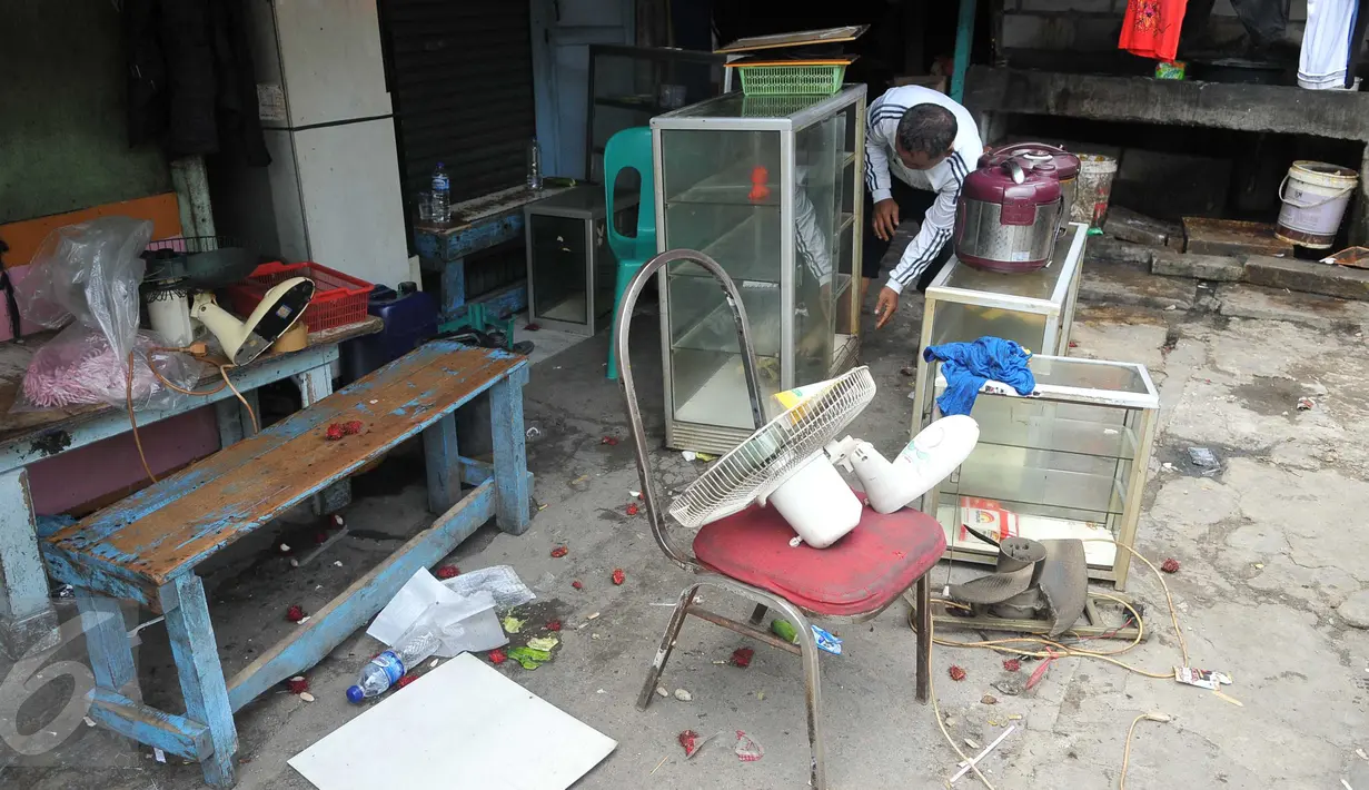 Warga mulai membereskan barang miliknya dari rumah yang akan dibongkar di kawasan Kalijodo, Jakarta, Kamis (18/2). Gubernur DKI hari ini mengirim SP 1 kepada warga untuk mengosongkan dan membongkar sendiri rumah mereka. (Liputan6.com/Gempur M Surya)