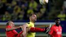 Pemain Villarreal, Roberto Soldado (kanan), berebut bola dengan pemain Liverpool, Lucas, pada pertandingan leg pertama semifinal Liga Europa, di Stadion El Madrigal, Jumat (29/4/2016) dini hari WIB. (AFP/Jose Jordan)
