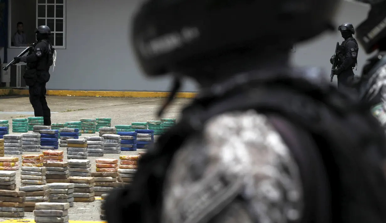 Petugas berjaga di sekitar paket kokain saat menggelar barang bukti narkoba di Panama City, Senin (14/9/2015). Polisi menyita lebih dari 1.145 kg kokain dan mengamankan tiga orang. (REUTERS/Carlos JASSO)