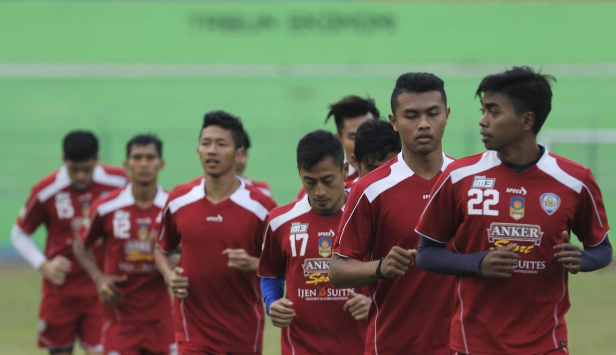 Sejumlah pemain Arema Cronus berlari santai pada latihan jelang leg kedua semi final Piala Presiden melawan Sriwijaya F.C di Stadion Gajayana, Malang, Rabu (7/10/2015). (Bola.com/Vitalis Yogi Trisna)