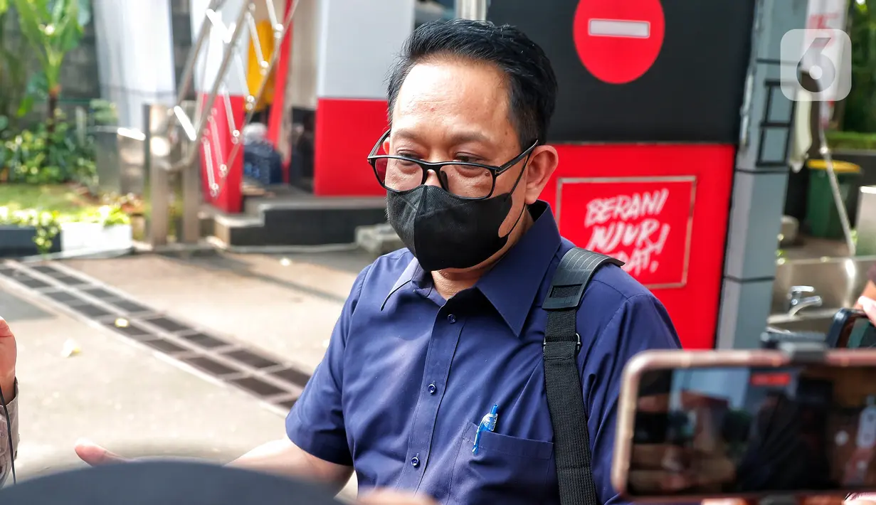 "Ya klarifikasi tentang aset-aset," ujar Adhy kepada wartawan di Gedung Merah Putih KPK, Senin siang (22/5). (Liputan6.com/Angga Yuniar)