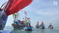 Nelayan Desa Sendang Sikucing Kendal, Jawa Tengah melakukan ritual pesta laut  di muara pantai, Minggu (7/10). Ritual ini sebagai syukuran atas berlimpahnya hasil ikan dan keselamatan nelayan saat melaut di laut Utara Jawa. (Liputan6.com/Gholib)
