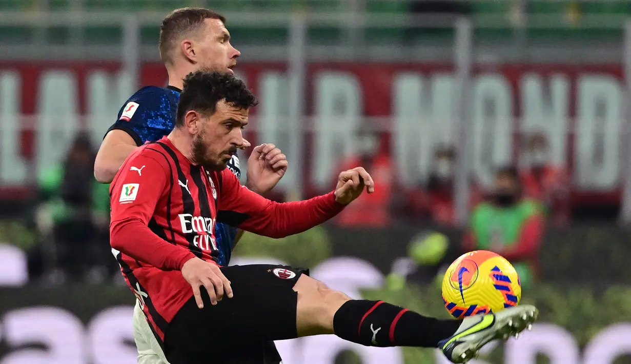Alessandro Florenzi. Bek kanan Italia berusia 31 tahun ini dipinjam AC Milan dari AS Roma pada awal musim 2021/2022 dengan biaya 1 juta euro. Selama musim 2021/2022 ia total tampil dalam 24 laga di Serie A dengan torehan 2 gol meski kebanyakan masuk sebagai pemain pengganti. Usai masa peminjamannya habis akhir musim ini, belum diketahui pasti apakah AC Milan akan kembali meminjamnya musim depan, mempermanenkannya atau kembali memperkuat AS Roma. (AFP/Miguel Medina)