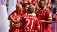 Para pemain Bayern Munchen merayakan gol ke gawang SC Freiburg pada laga Bundesliga di Allianz Arena, Munchen, Sabtu (20/5/2017). (AFP/Gunter Schiffmann)