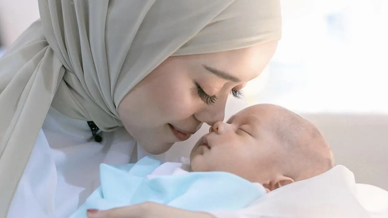 Lesti Kejora saat Gendong Anak