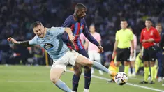 Pemain Celta Vigo Javi Galan (kiri) berebut bola dengan pemain Barcelona Ousmane Dembele pada pertandingan sepak bola Liga Spanyol di Stadion Balaidos, Vigo, Spanyol, Minggu (4/6/2023). (AP Photo/Lalo R. Villar)
