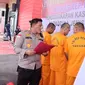 Kapolres Kepulauan Meranti AKBP Andi Yul menginterogasi tiga tersangka peredaran sabu yang dikendalikan jaringan narkoba Lapas di Pekanbaru. (Liputan6.com/M Syukur)