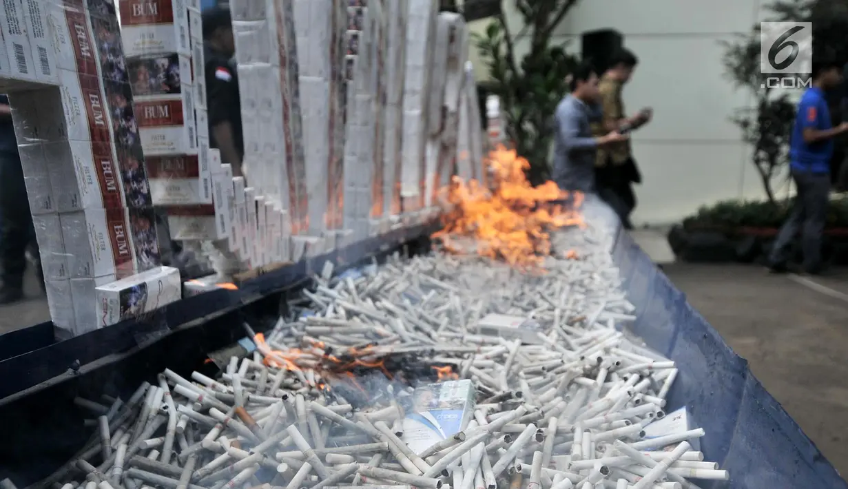 Pembakaran rokok ilegal saat dimusnahkan di Kantor Bea Cukai Marunda, Jakarta, Selasa (2/10). Rokok maupun minuman keras ilegal merupakan hasil penindakan dari tahun 2016-2018. (Merdeka.com/Iqbal Nugroho)
