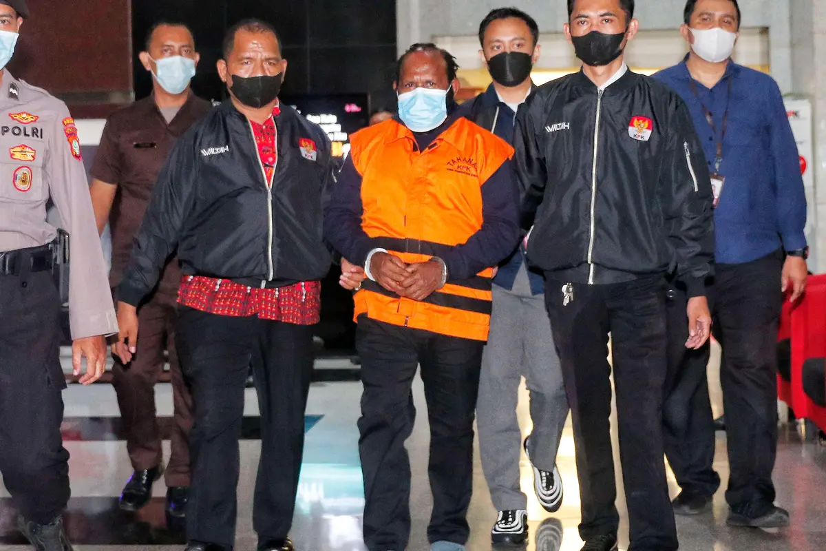 Bupati nonaktif Mamberamo Tengah Ricky Ham Pagawak Resmi Huni Rutan KPK